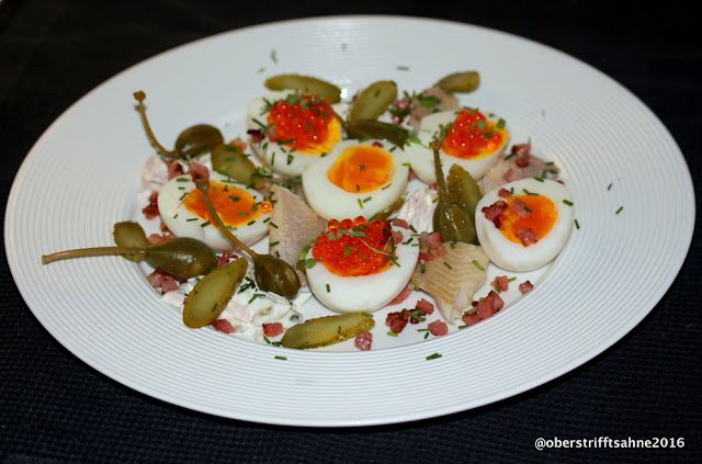 Eiersalat mit geräucherter Forelle, Forellenkaviar, Fleischsalat und krossen Schinkenwürfeln