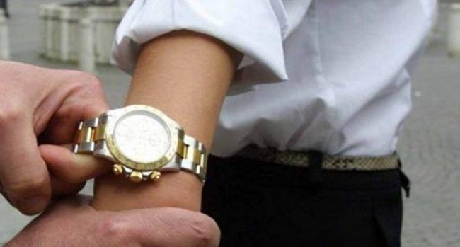 Bari, vendevano orologi rubati: 2 arresti