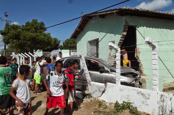  Mulher perde controle de carro e derruba parte de creche em Quixadá