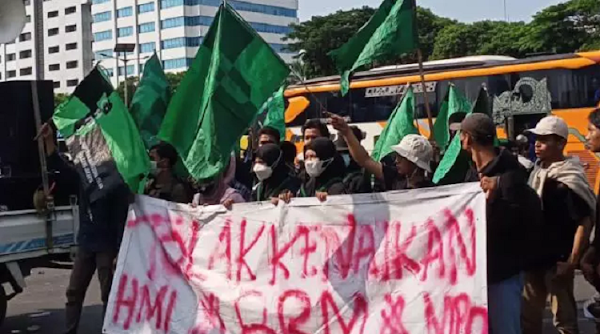 SAFAHAD - Mahasiswa yang tergabung dalam gerakan HMI cabang Jakarta mendesak Presiden Joko Widodo (Jokowi) menurunkan harga BBM subsidi.