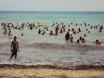 Resultado de imagen para fotos de vacacionistas en las playas de Pedernales