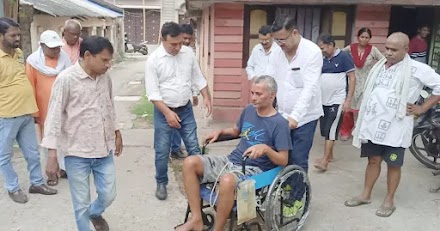 वरिष्ठ पत्रकार मनीष सिन्हा को विकास सिंह ने व्हीलचेयर, Senior journalist Manish Sinha was given a wheelchair by Vikas Singh.