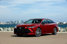 Front 3/4 view of 2019 Toyota Avalon Touring