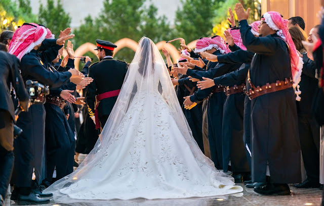 BODA REAL DEL PRÍNCIPE HEREDERO DE JORDANIA Y RAJWA AL SAIF - Página 3 Wedding-dress