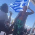 Πρωτοφανής καυγάς σε πλοίο - Γυναίκα εκνευρίστηκε και πέταξε το ηχείο άλλης γυναίκας στην θάλασσα (Video)