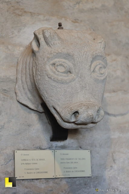 Représentation de vache médiévale château de Carcassonne photo pascal blachier