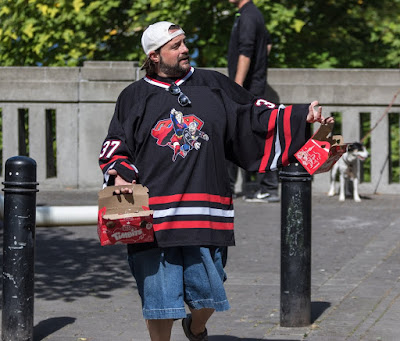 Kevin Smith guest director on Supergirl handing out Timbits between takes