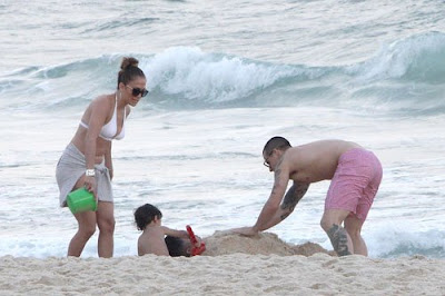 Bikini-Clad-Jennifer-Lopez-Casper-Smart-Hit-The-Beach