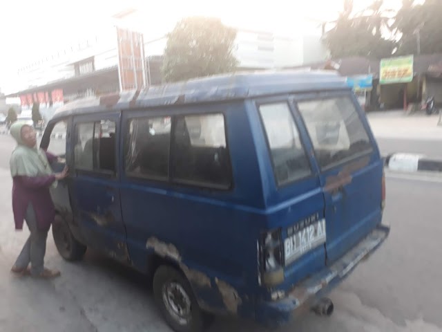 Ibu-ibu Tua dorong Mobil sendirian