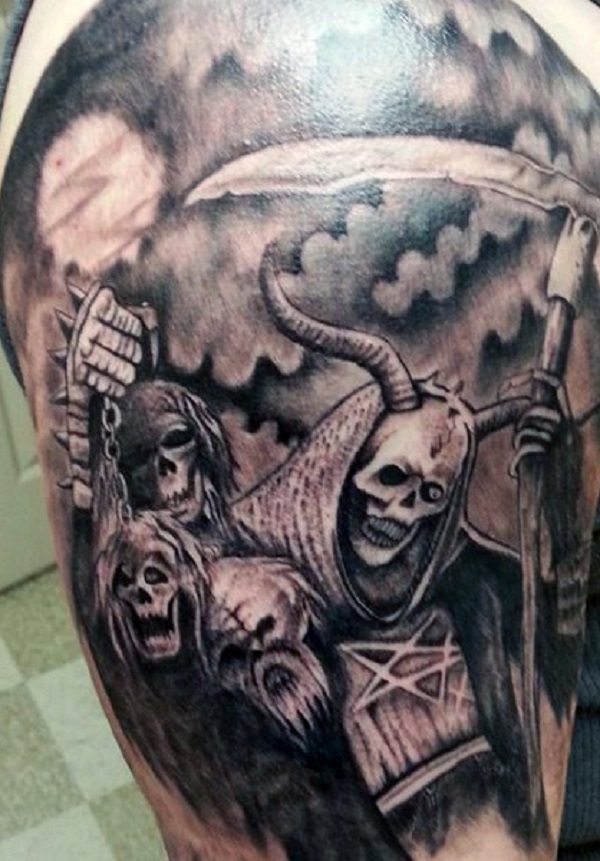Grim Reaper tatuagem com chifres. Nessa representação, o reaper é associado com o mal e tem chifres como ele leva junto os crânios dos mortos s de um lado, e a foice na outra. 