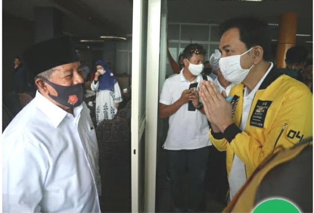 Abdul Gani Kasuba Sambut Kedatangan Aziz Syamsuddin dan Alien Mus di Bandara Babullah Ternate