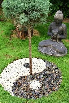 Um jardim zen, também conhecido como jardim de pedras, é uma forma de jardim japonês que consiste em uma área pequena e muitas vezes cercada por uma parede baixa, preenchida com areia ou cascalho, rochas e pedras. O objetivo é criar um espaço meditativo e contemplativo que possa ajudar a acalmar a mente e promover a tranquilidade.