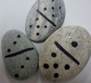 http://manualidadesreciclables.com/16006/domino-con-piedras-y-rotulador