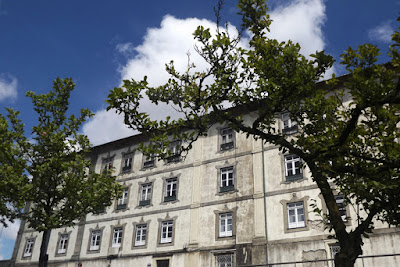 fachada do antigo convento de Santa Clara no Porto por entre árvores