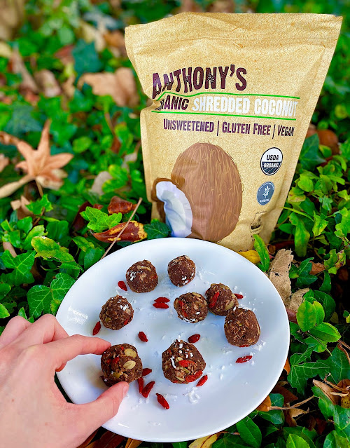 Looking for a #glutenfree, #vegan and #healthy snack that tastes like dessert? Try out these easy no-bake coconut chocolate energy balls!