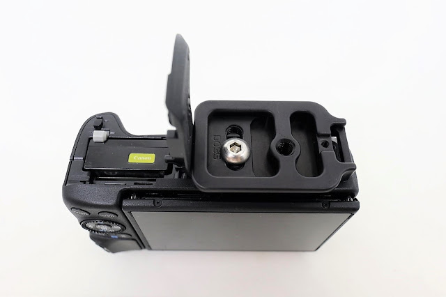 Hejnar D035 QR plate mounted on Canon EOS M3 - bottom battery door open