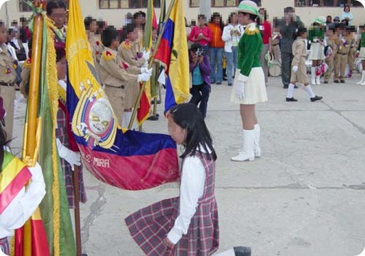 De ah que lo del juramento a la bandera el vestido militar de los 