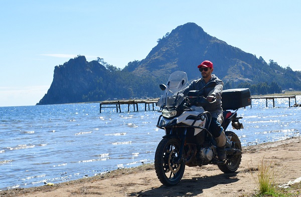 “Riders” de BMW Motorrad se ajustaron los cascos para una nueva aventura hacia el Dragón Dormido en La Paz