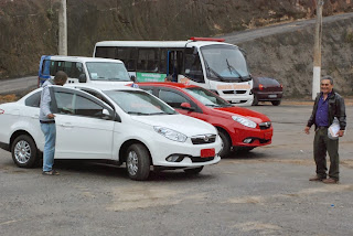 Taxistas levam carros ao Parque de Exposições de Teresópolis para mudança da tarifa obrigatória