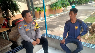Jalin Komunikasi Aktif, Personil Polsek  Cibeber Sambangi Masyarakat dan Security Perumahan PCI Cibeber