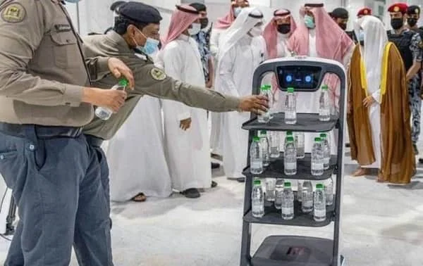 Smart robots launched to distribute Zamzam water bottles at Two Holy Mosques - Saudi-Expatriates.com