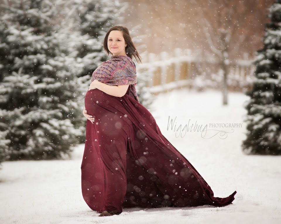 Stunning Winter maternity photos in the snow