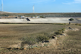 Vista de los restos del acueducto en Los Arquillos. Al fondo el Cerro de La Torre