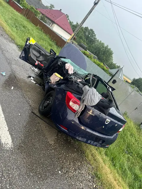 Accident groaznic la Drăgușeni. Șofer grav rănit și autoturism distrus după impactul cu un camion