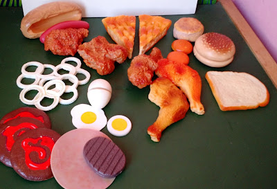Brinquedo de plástico e borracha de salgados / snacks variados: pão de burger, hot dog, pizza, ovo, galinha assada, pretzel, etc..  R$ 25,00 o lote