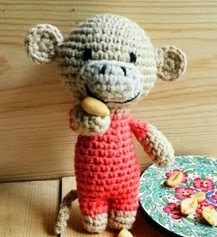 http://planetaypunto.blogspot.com.es/2014/05/amigurumi-crochet-patron-mono-miko-puntos.html#more