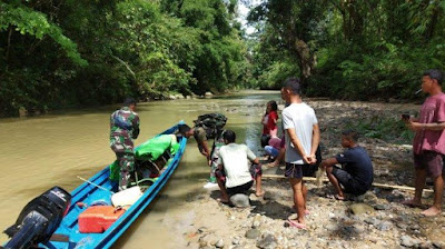 Warga Sakit Di Etikong Dievakuasi Oleh Prajurit TNI Mengarungi Sungai