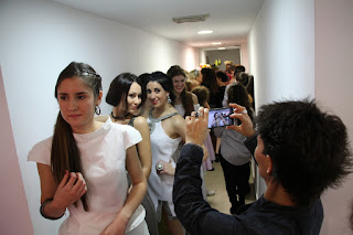 Una veintena de modelos desfila moda barakaldesa en la plaza del mercado