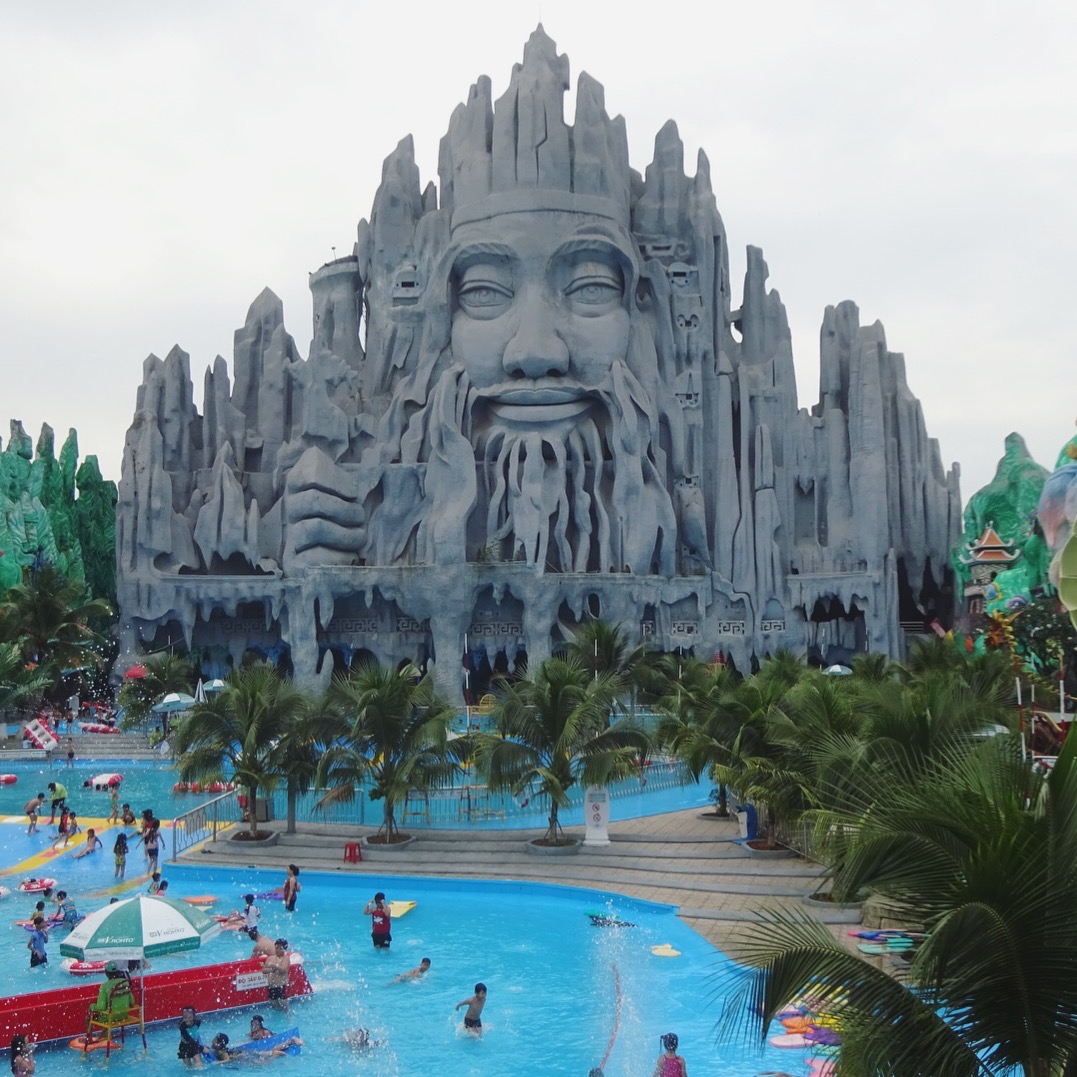 ベトナム Vietnam 巨大な顔で有名なスイティエン公園へ Suoi Tien Theme Park At Ho Chi Minh