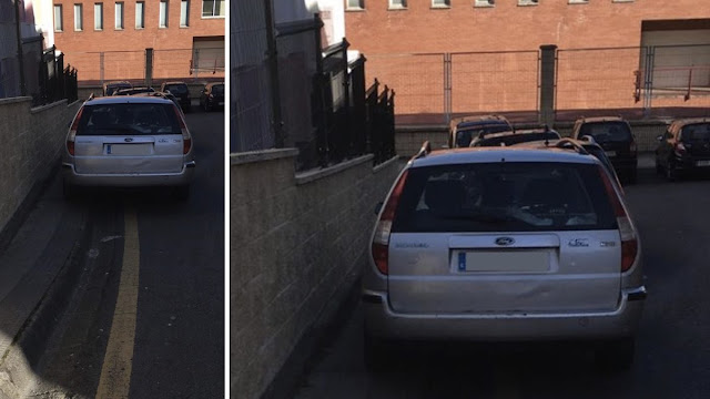 Coche sobre la acera