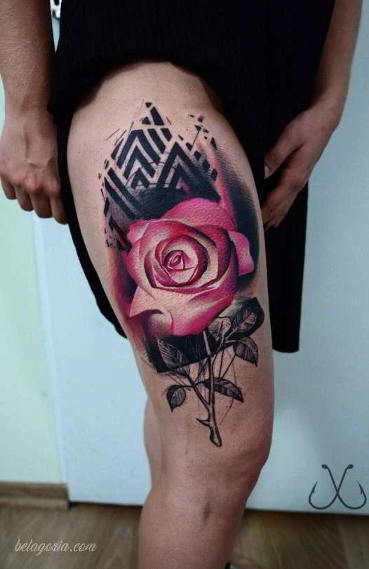 Un lindo tatuaje en la pierna muy elegante