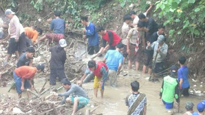 Antusias Warga 2 Desa Lumpang Dan Gintung Cilejet Bersihkan Kali Cimatuk