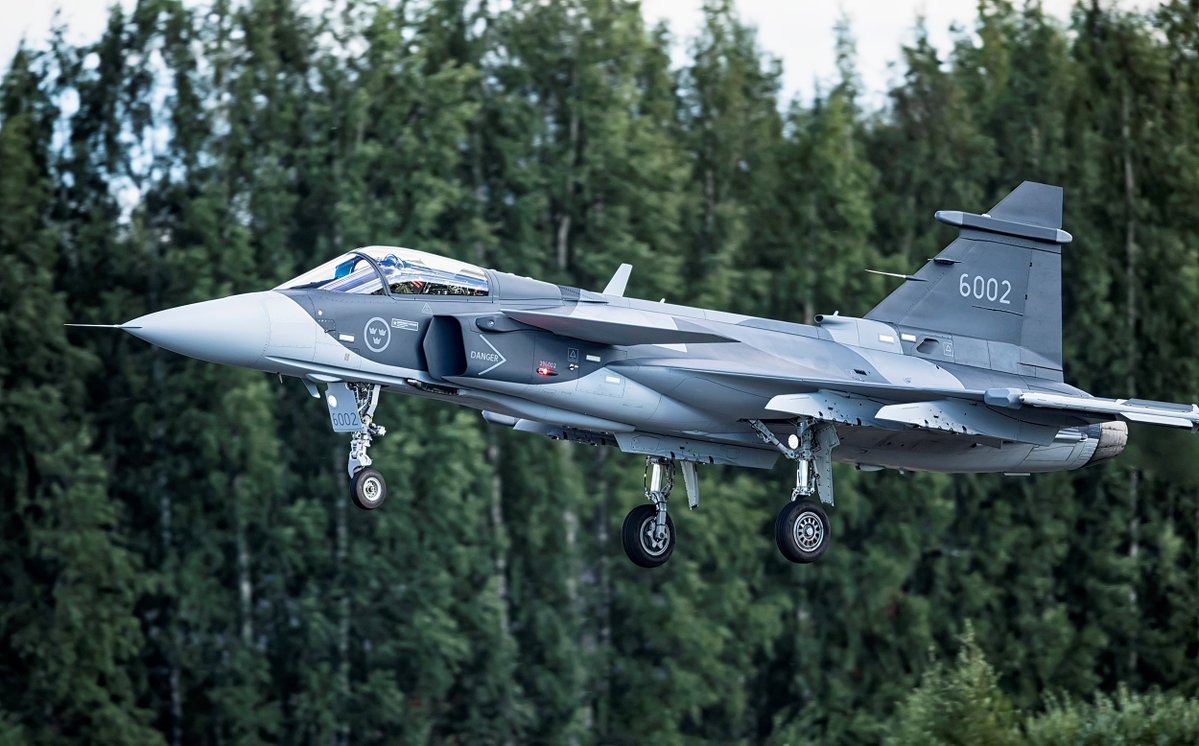 Military And Commercial Technology Saab Jas 39e Gripen E First Time In Airshow Arrival And Landing Kauhava Youtube