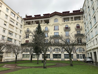 edificio entre edificios antiguo