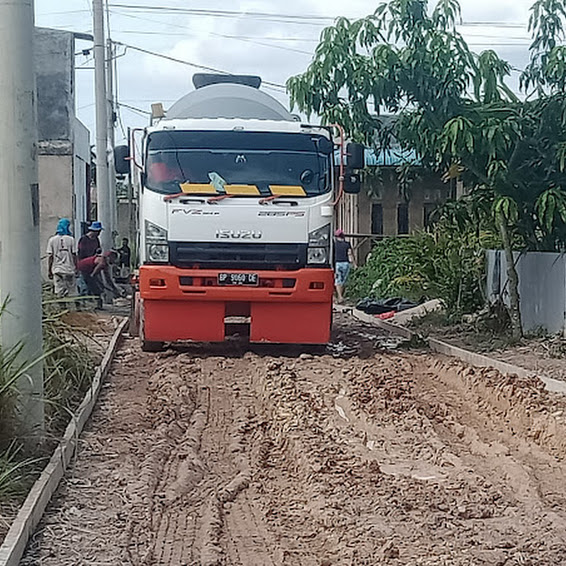 Semenisasi Jalan Proyek Disperkim Provinsi Kepri di Kavling Kamboja Swadaya, Diduga Dikerjakan Secara Asal-asalan 