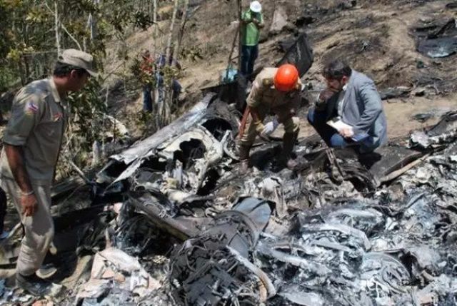 As perícias indicaram que a aeronave, em meio à neblina que cobria a região da Serra do Marçal, se chocou contra uma formação rochosa, matando todos os passageiros e tripulantes.