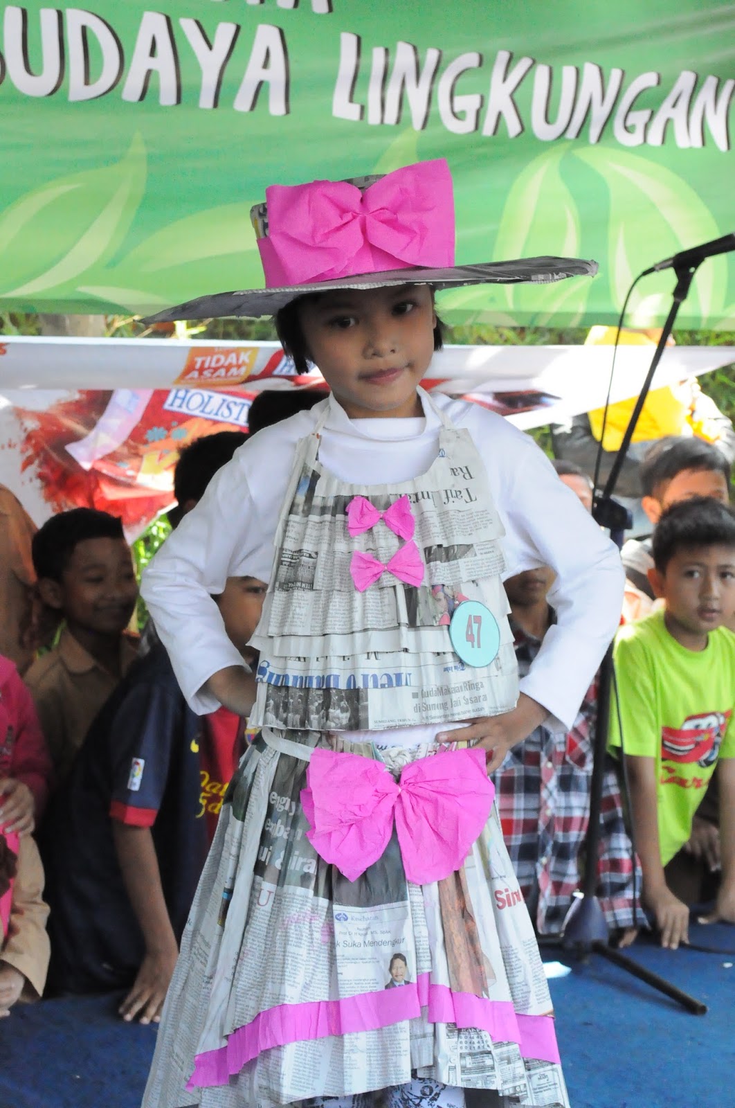  Lomba Busana  Daur  Ulang  Kertas Di SD Karang Pawulang