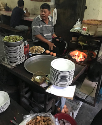 Pak Joko sedang membuat nasi goreng pakai arang