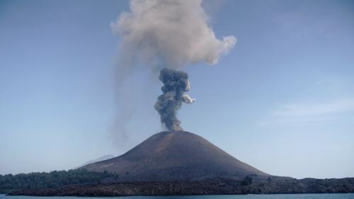 Gunung Anak Krakatu Keluarkan Asap Putih Tebal Setinggi 100 Meter