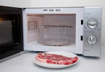 dilarang-mencairkan-daging-beku-di-microwave