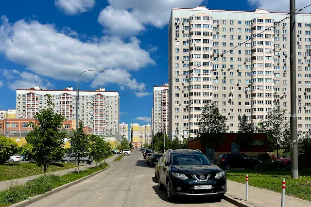 улица Авиаконструктора Петлякова, дворы, микрорайон Солнцево-Парк, жилые дома 2011-2012 годов постройки улица Авиаконструктора Петлякова, дворы, микрорайон Солнцево-Парк, жилые дома 2011-2012 годов постройки
