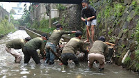 Sampah Pasca Hujan di Sungai Cipaganti, Bersih Oleh Satgas Sektor 22 Sub 08