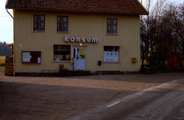 Konsumbutik med bensinpump, Velanda, 1984.