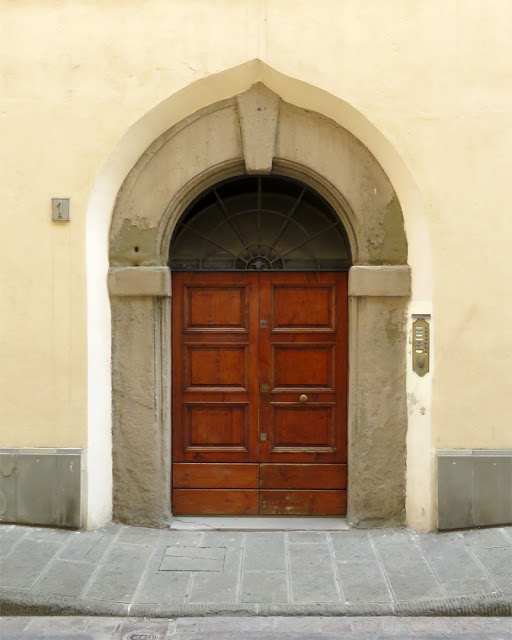 An imposing front door, Scali Finocchietti, Livorno