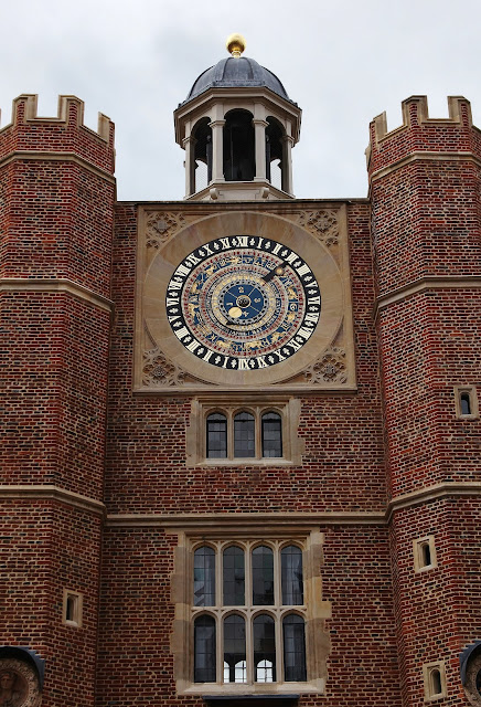 塔時計と天文時計 ハンプトンコート宮殿の天文時計 ロンドン郊外