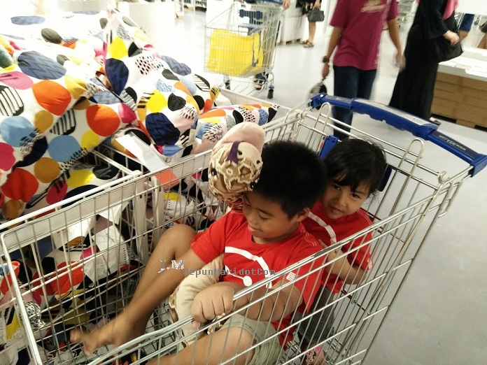 Survey meja study anak kat IKEA